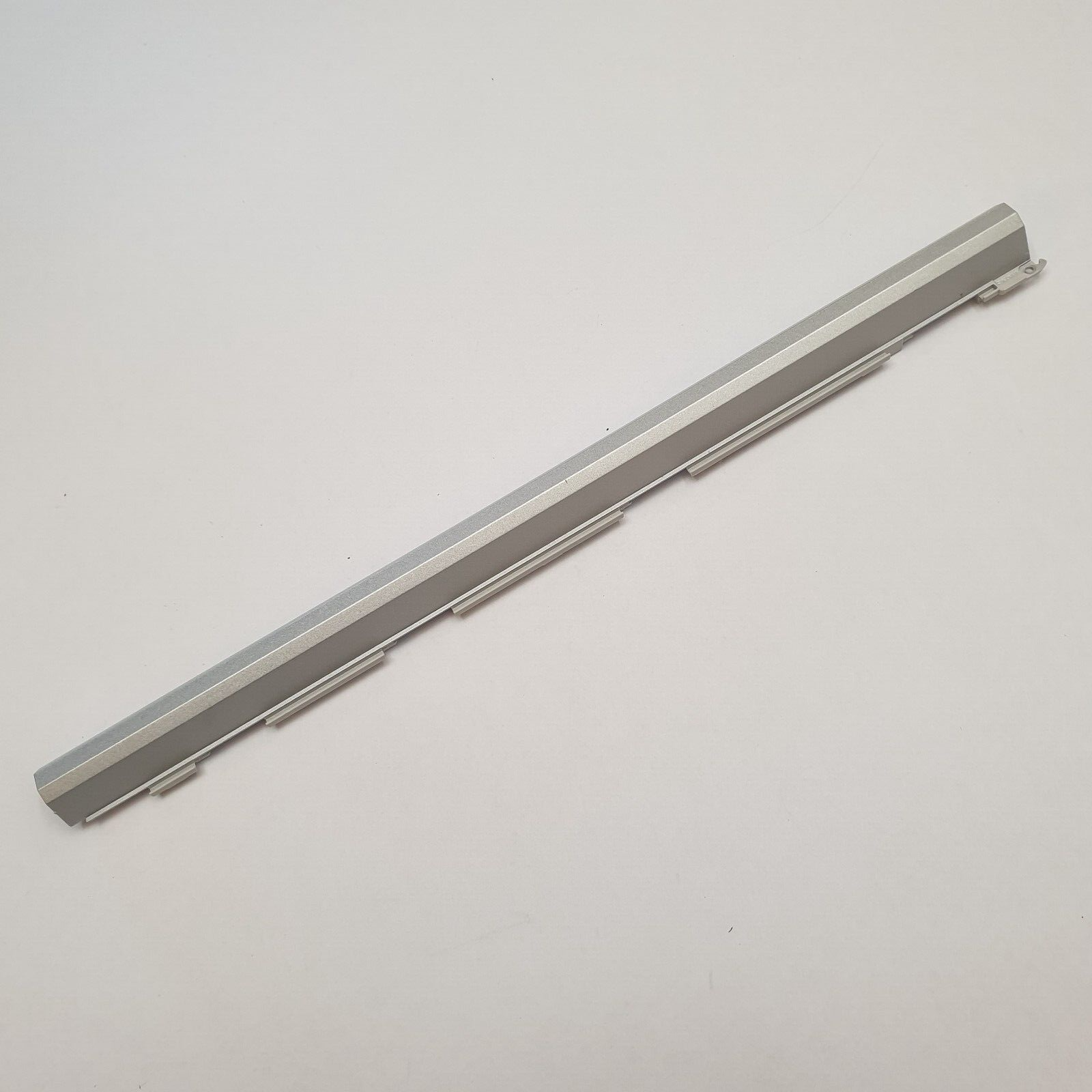 HP EliteBook 840 G7 Scharnierabdeckung Hinge Clutch Cover Silber – Bild 2
