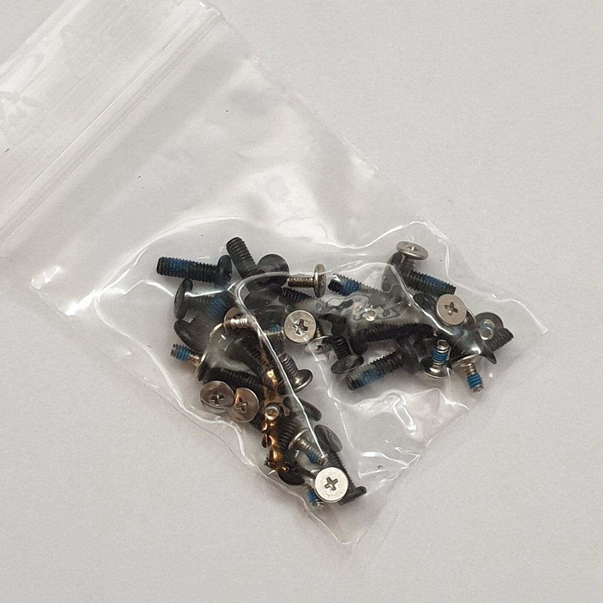 Der Samsung 300E NP300E5C Schraubensatz Screw Set