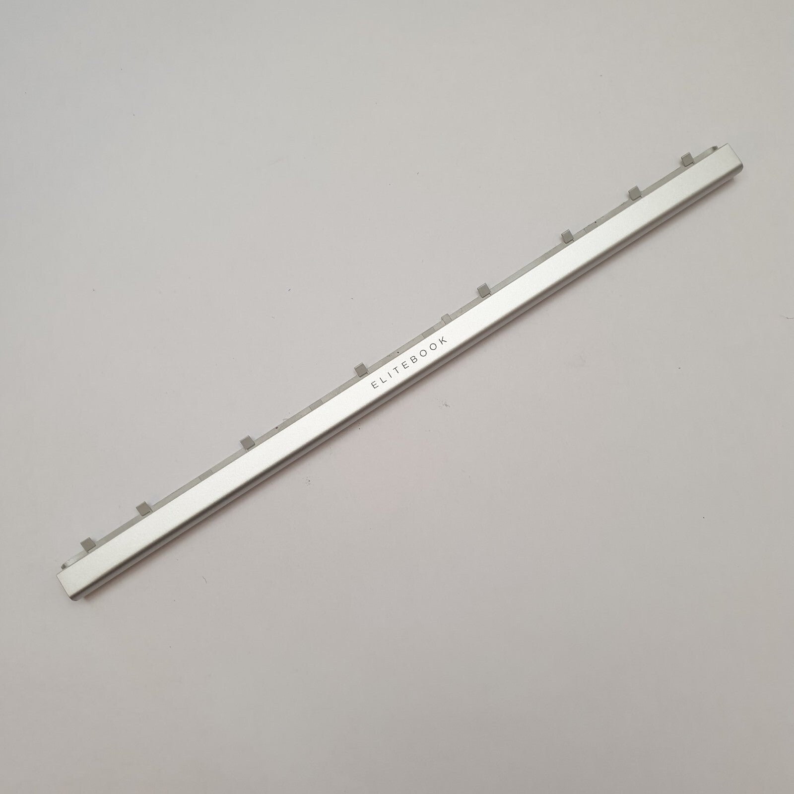 HP EliteBook 850 G6 Scharnierabdeckung Hinge Cover Leiste – Bild 2