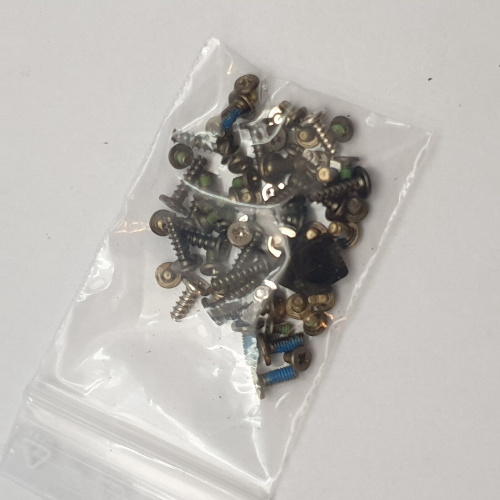 Fujitsu Lifebook E559 Schraubensatz für Scharnierabdeckung Screw Set