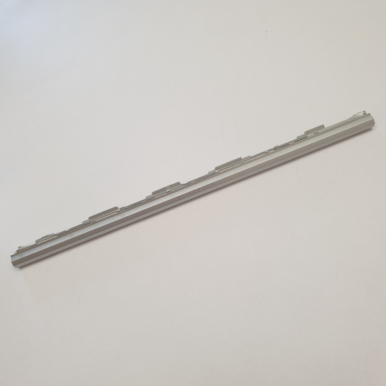 HP EliteBook 850 G8 Leiste Lünette Scharnierabdeckung Hinge Cover – Bild 2