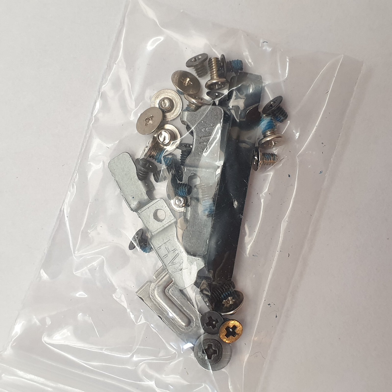 Dell Latitude 5330 Schraubensatz Screw Set Gehäuseschrauben Set – Bild 2