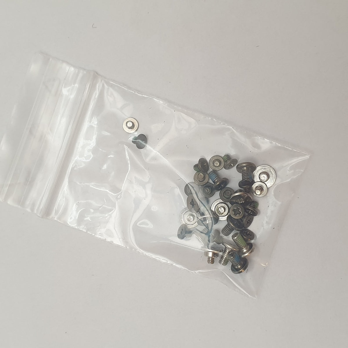 Fujitsu LIFEBOOK U7512 Schraubensatz Screw Set Schrauben