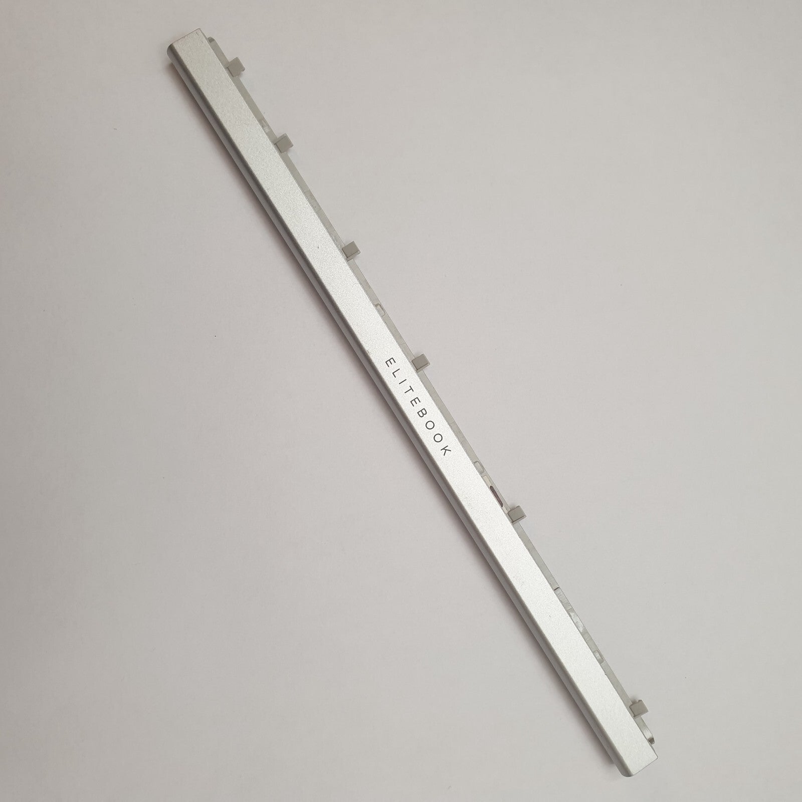 HP EliteBook 840 G6 Scharnierabdeckung Hinge Cover Abdeckung Silber – Bild 2