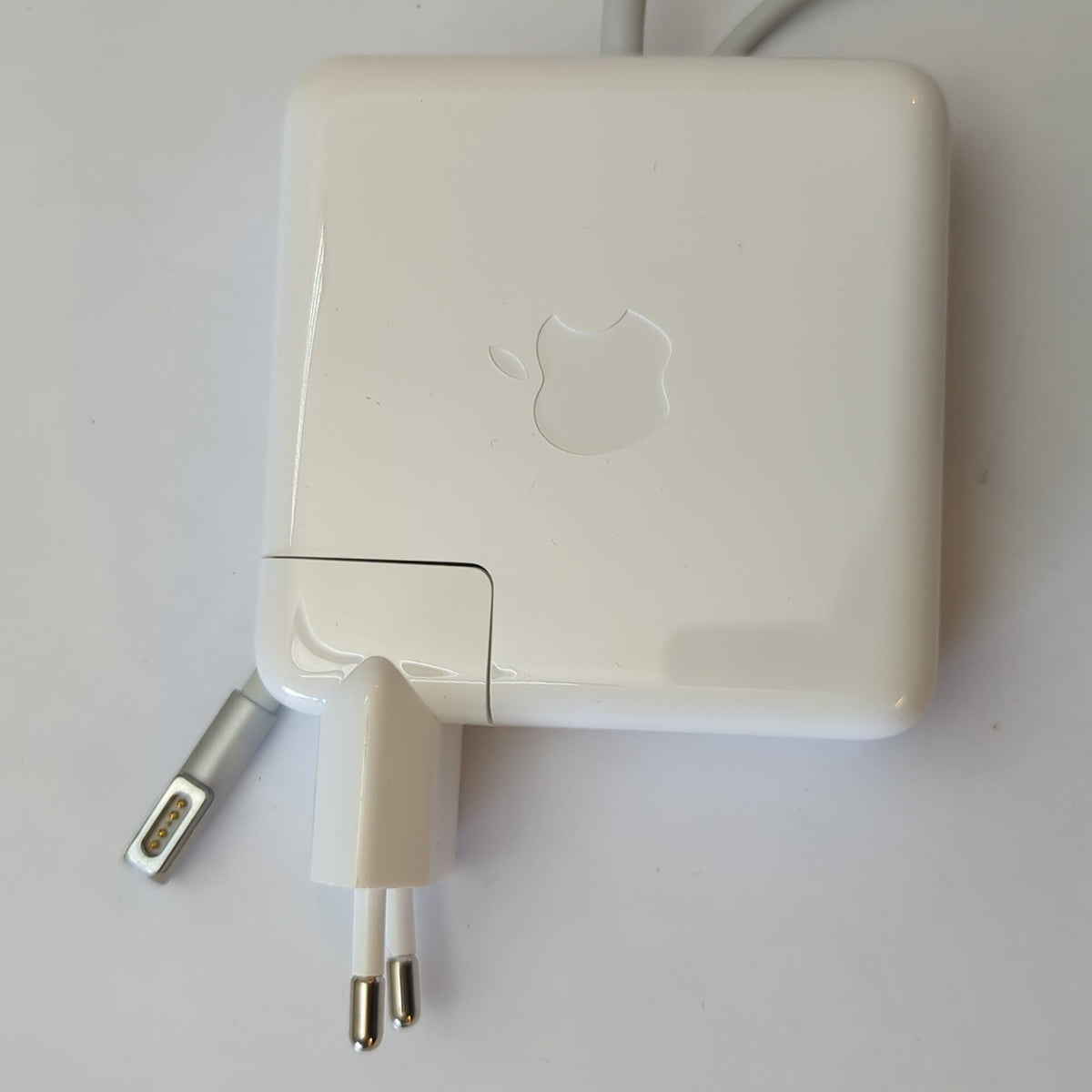 Original Apple 85W MagSafe 2 Netzteil Ladegerät 16,5–18,5V 4,6A EU-Stecker Weiß