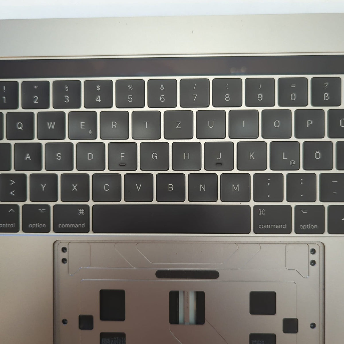 Apple MacBook Pro 15 A1707 Handauflage Deutsch mit Akku Tastatur QWERTZ Palmrest