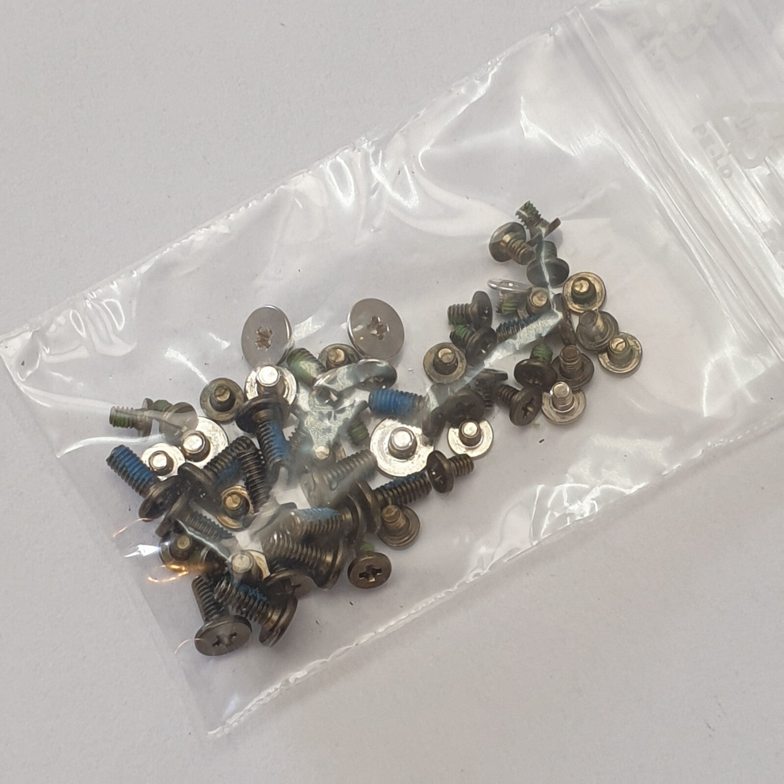 Fujitsu LIFEBOOK U757 Schraubensatz Screw Set Schrauben Ersatzteil