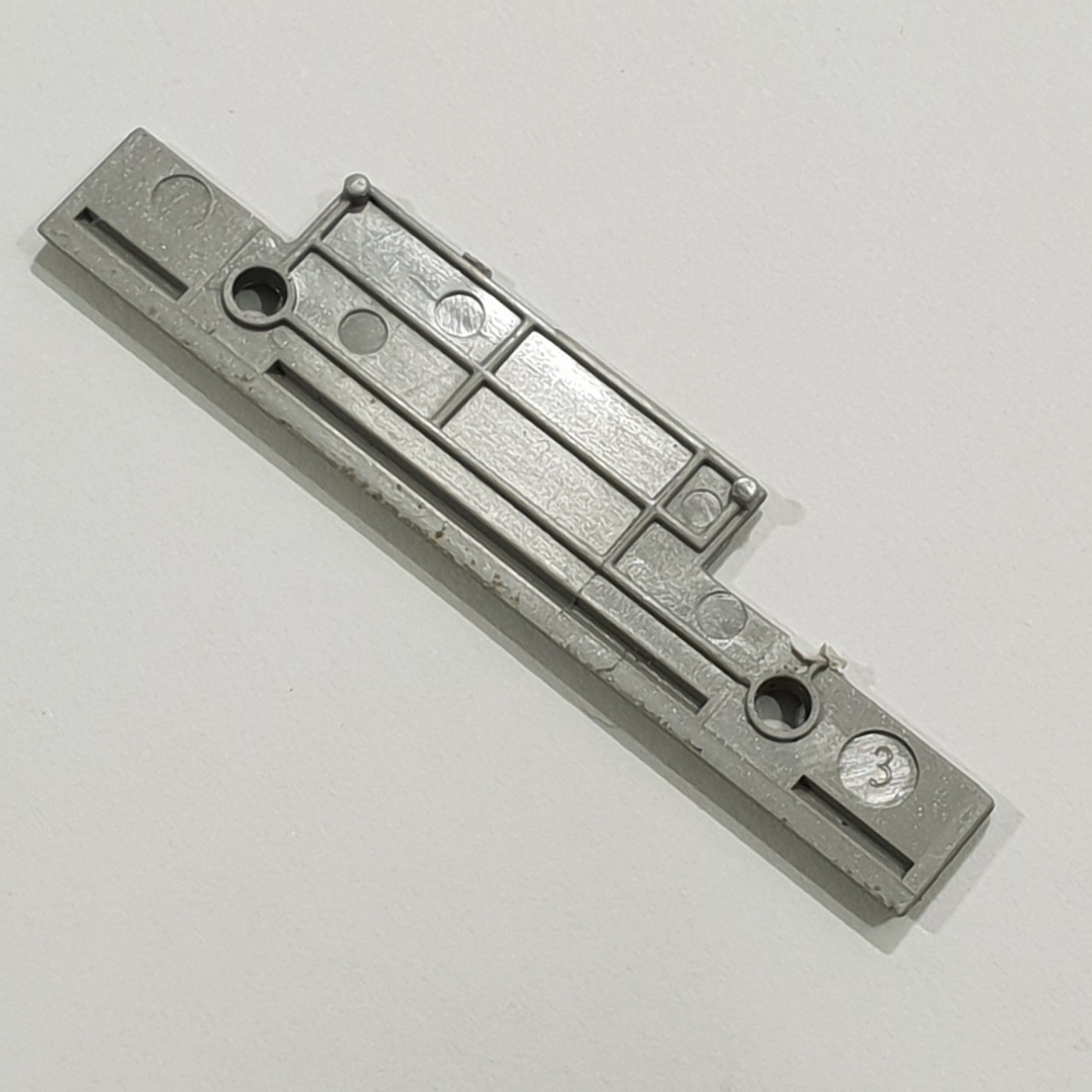Dell Latitude E6330 Plastik Halteklammer Scharnierabdeckung Bracket – Bild 2