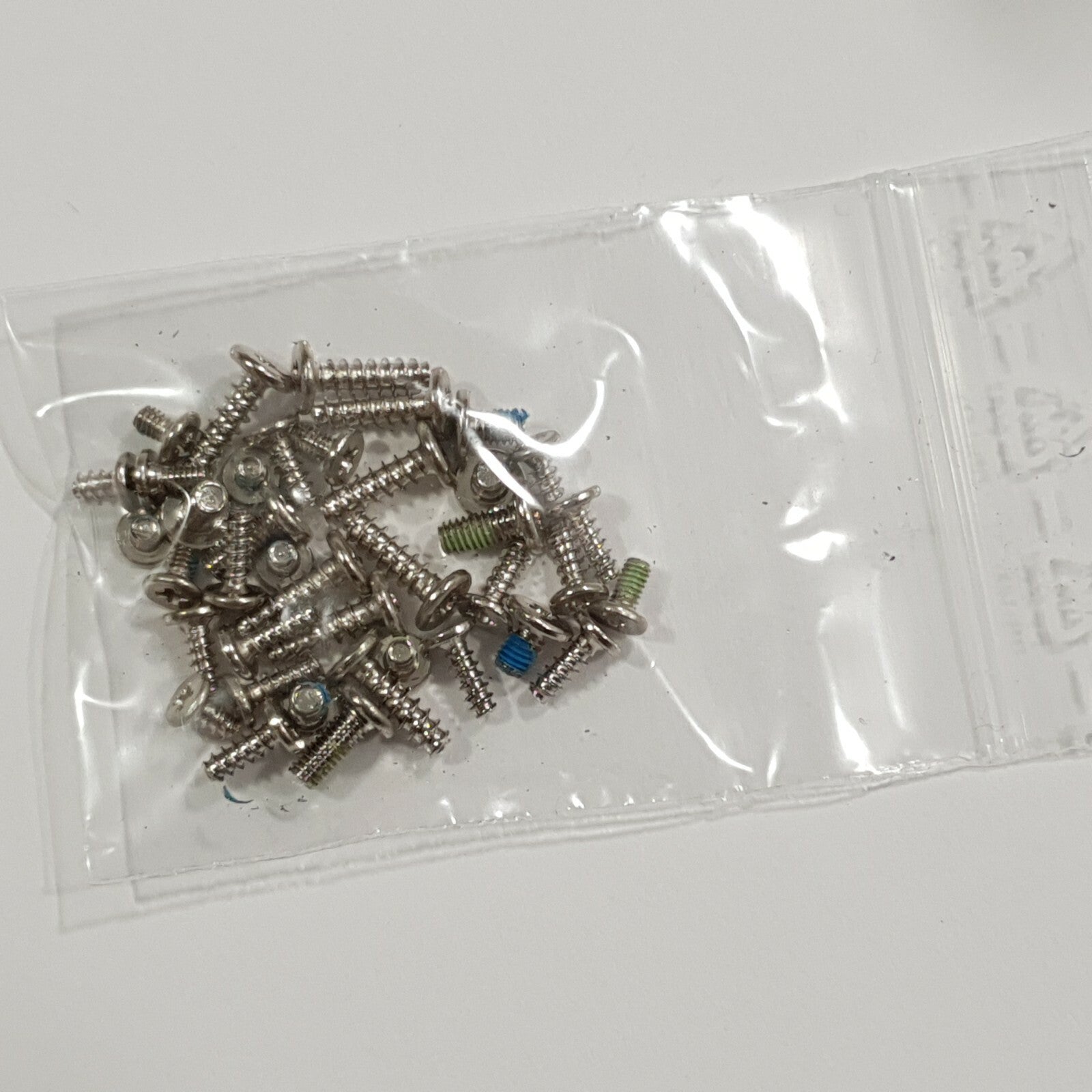 Fujitsu Lifebook P702 Schraubensatz Screw Set Schrauben Gehäuse