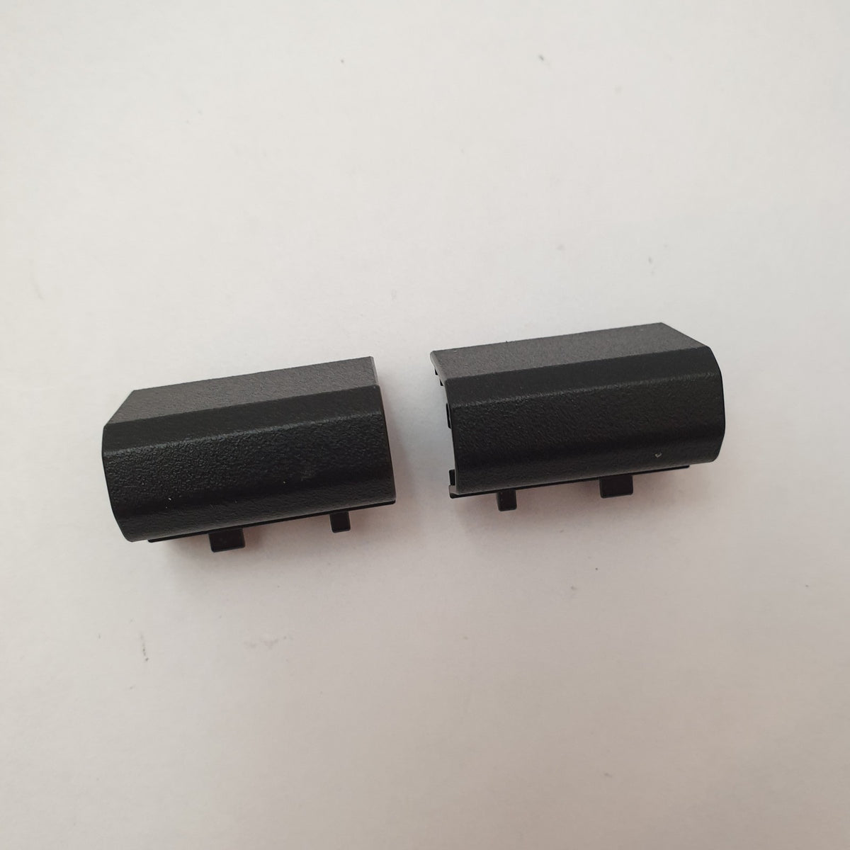 Fujitsu LifeBook E5510 Scharnierabdeckung Hinge Cover Paar Abdeckung Kappen