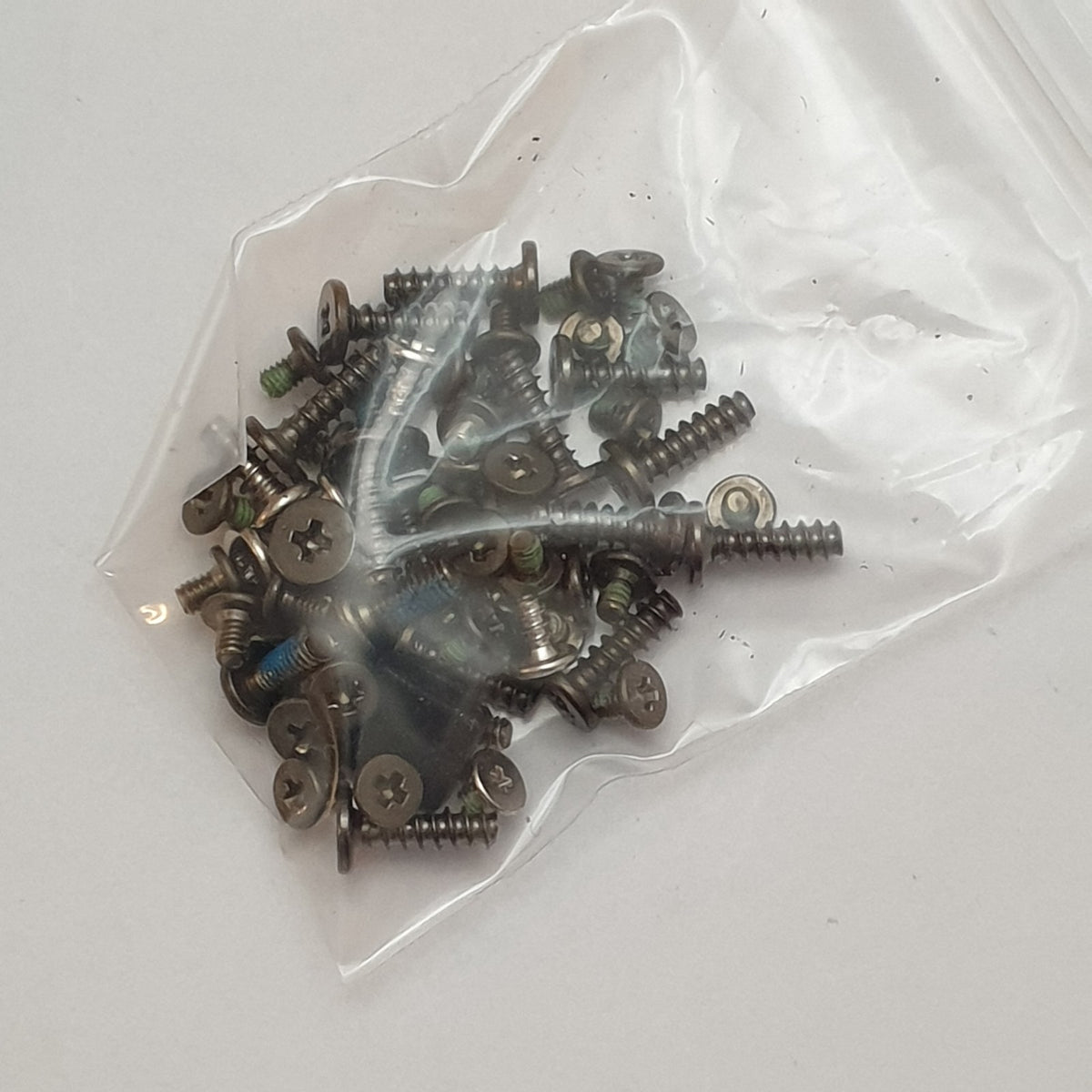 Fujitsu LifeBook E5510 Schraubensatz Screw Set Gehäuse Schrauben Set